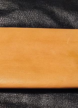 Кожаный клатч кошелек с цветочным дизайном.