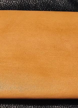 Кожаный клатч кошелек с цветочным дизайном.