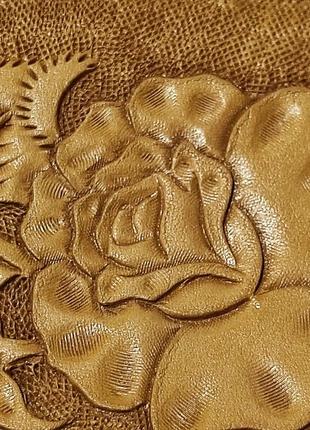 Кожаный клатч кошелек с цветочным дизайном.