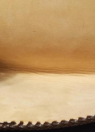 Кожаный клатч кошелек с цветочным дизайном.