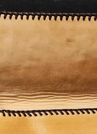 Кожаный клатч кошелек с цветочным дизайном.