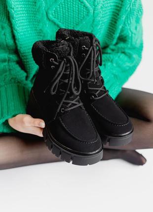 Чорні замшеві чоботи на високій платформі - ваша модна ставка на комфорт та стиль ❄️4 фото