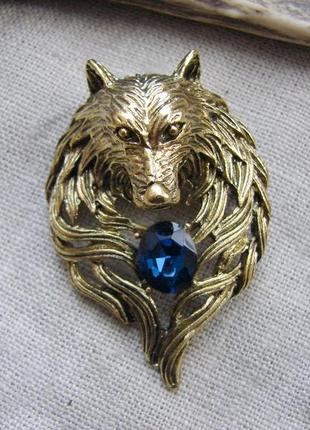 Золотистая стильная брошь с волком брошка с синим камнем. цвет античное золото5 фото