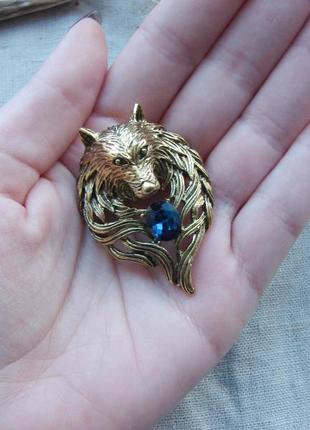Золотистая стильная брошь с волком брошка с синим камнем. цвет античное золото2 фото