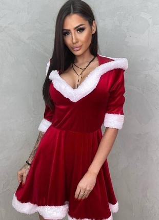 Платье короткое зимнее с капишоном с вырезом в зоне декольте красная качественная трендовая1 фото