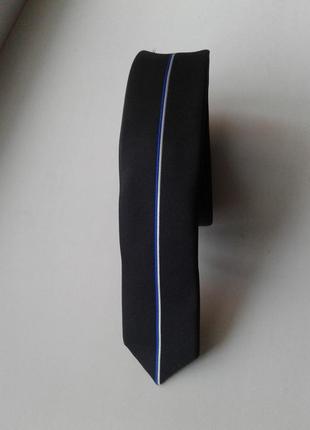 Узкий черный галстук с вертикальными синей и белой тоненькими полосками посредине next1 фото