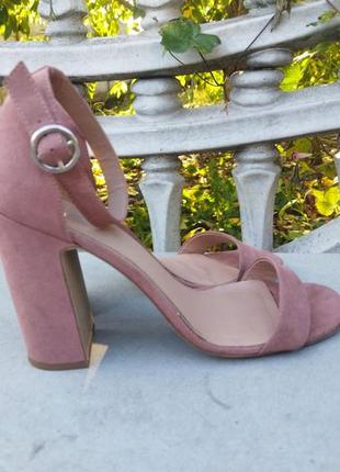 Женские розовые босоножки на толстом каблуке new look,пудра10 фото