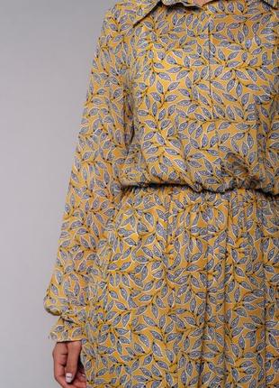 Платье миди в необычной расцветке желтое с принтом6 фото