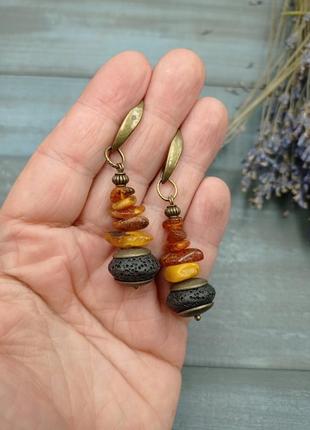 Етнічні сережки з бурштину. бурштин, вулканічна лава.