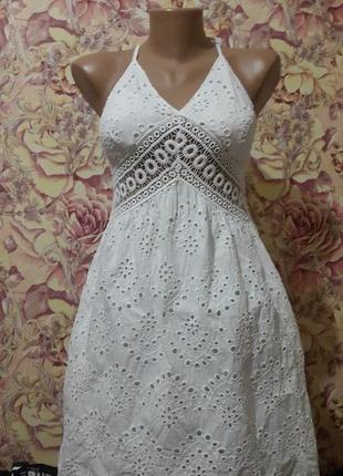 Белое платье из натуральной прошвы с открытой спинкой