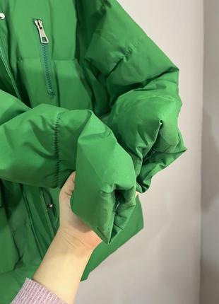 Теплая зимняя куртка ярко зеленого цвета6 фото