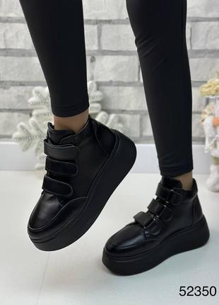 Стильні зимові шкіряні жіночі кросівки чорного кольору, утеплені кросівки на липучках3 фото