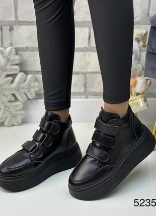 Стильні зимові шкіряні жіночі кросівки чорного кольору, утеплені кросівки на липучках5 фото