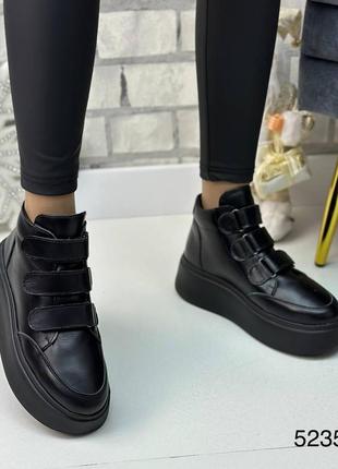 Стильні зимові шкіряні жіночі кросівки чорного кольору, утеплені кросівки на липучках7 фото