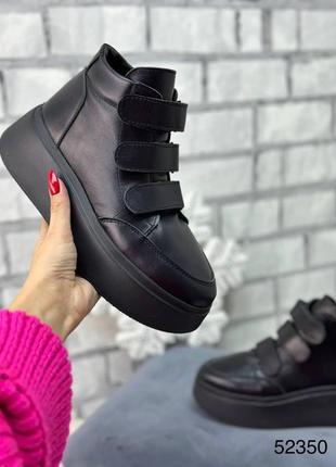 Стильні зимові шкіряні жіночі кросівки чорного кольору, утеплені кросівки на липучках2 фото