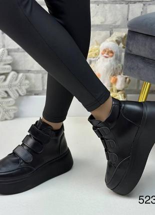 Стильні зимові шкіряні жіночі кросівки чорного кольору, утеплені кросівки на липучках4 фото