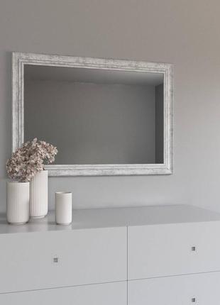 Зеркало в белой раме прямоугольные 102х72 в коридор, навесное красивое зеркало с патиной серебра стильное