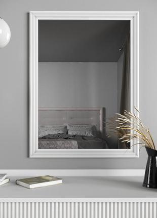 Белое зеркало для макияжа навесное 78х58 в уской раме, красивые зеркала для спальни на стену прямоугольные2 фото