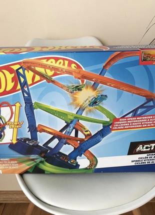 Трек hot wheels action spiral speed crash track set with motorized booster & 1:64 scale toy car