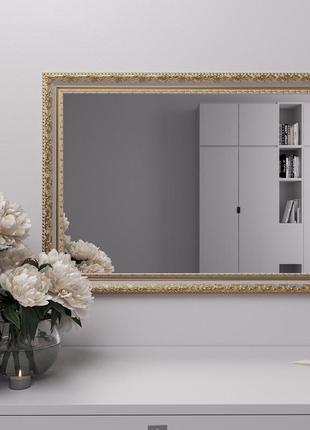Золотое навесное зеркало для спальни 80х60 в уской раме, красивые зеркала в полный рост на стену универсальние