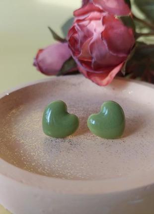 Керамические серьги-гвоздики "зеленое сердце"