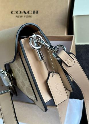 Бежевая очень удобная женская классическая сумка от бренда coach3 фото
