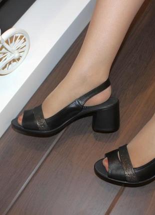 Босоножки женские черные на небольшом каблуке натуральная кожа б3414 фото