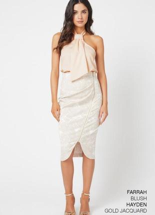 Красива спідниця міді по фігурі з фактурної тканини