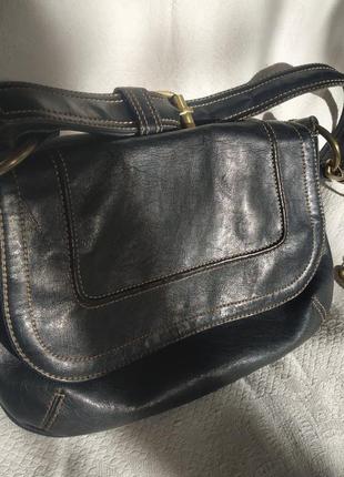 Чорна сумочка mng на плече з бронзовим брелоком4 фото