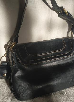 Чорна сумочка mng на плече з бронзовим брелоком8 фото