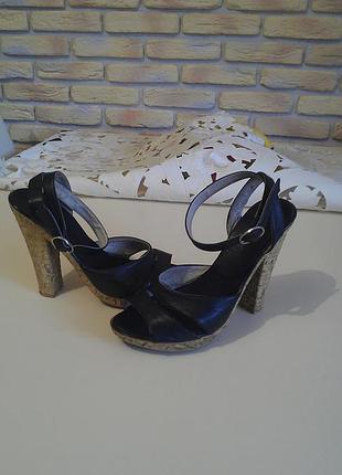 Очень классные кожаные босоножки, р.36