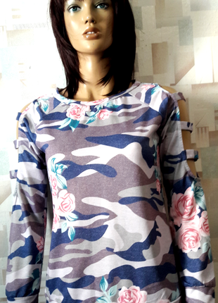 Трендовый  свитшот хаки в цветы с вырезами на рукавах