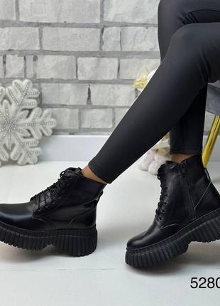 Зимові жіночі шкіряні ботинки чорного кольору, трендові жіночі черевики на шнурівці