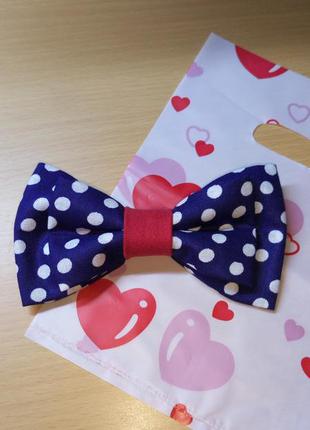 Синяя бабочка в горошек