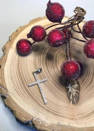 Серебряный крестик в камнях