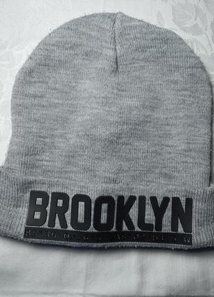 Шапка сіра з написом brooklyn. базова шапка. шапка з відворотом1 фото