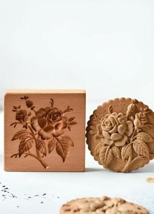Форма для печива або трафарети для пряників виготовлені з натурального дерева у форма з квітами