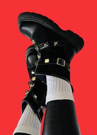 Черные ботинки с золотистыми украшениями, распродаж