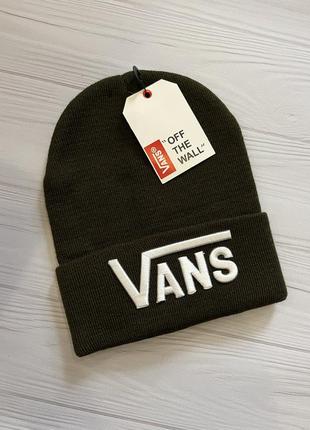 Стильная шапка vans