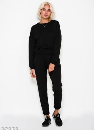 Черный трикотажный спортивный костюм с манжетами