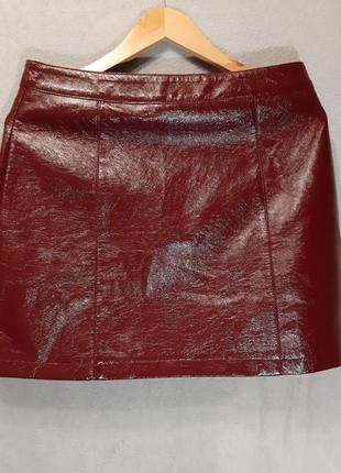 Блестящая мини юбка из экокожи top shop цвет марсала размер uk12