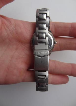 Кварцевые часы sekonda с фиолетовым циферблатом, аналоговым дисплеем и серебряным браслетом5 фото