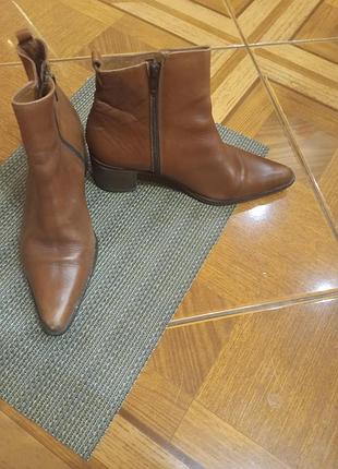 Кожаные сапожки 38 размера,в красивом состоянии.испания