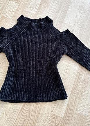 Велюровый свитер с вырезами короткий1 фото