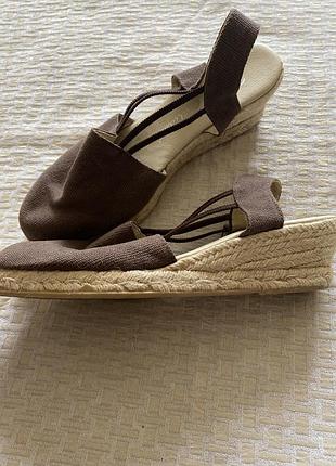 Очень стильные босоножки 39 размер