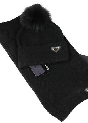 Комплект шапка и шарф прада зима теплый зимний набор под бренд prada серый черный беж бежевый коричневый белый с помпоном шерсть кролик7 фото
