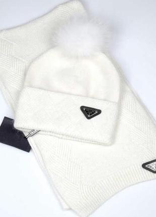 Зимовий комплект шапка шарф prada прада мілано вовняний якісний з помпоном зима жіночий білий сірий беж бежевий чорний червоний мокко на подарунок8 фото