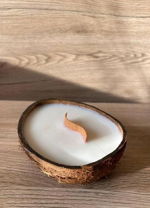 Ароматическая свеча в кокосе с ароматом "coconut" (кокос)5 фото