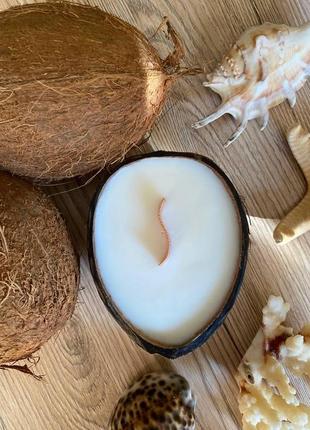 Ароматическая свеча в кокосе с ароматом "coconut" (кокос)1 фото