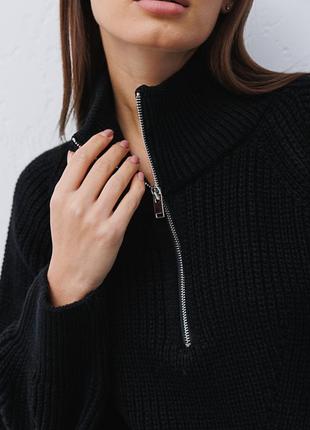 Жіночий в`язаний светр чорний з коміром на блискавці3 фото